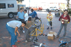 Kinder beim Tuning ihrer Fahrräder.